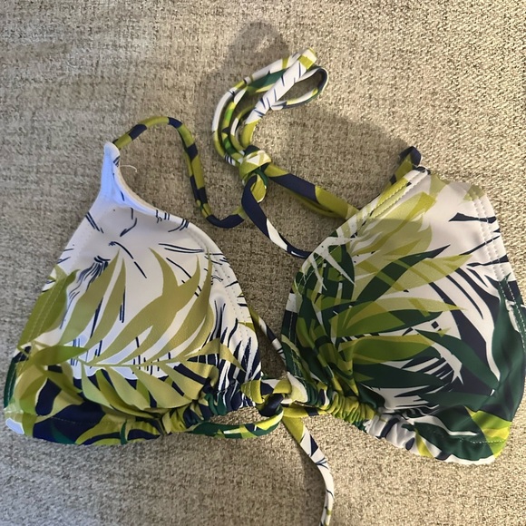 Green bathing suit - Picture 4 of 5